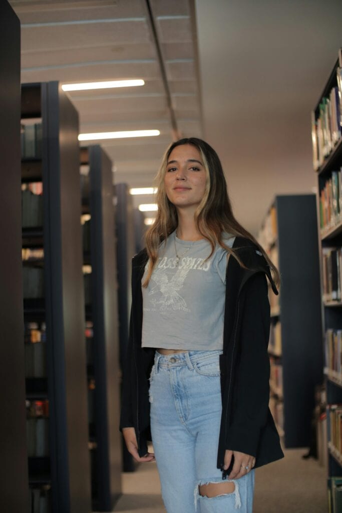 El estrés de la adaptación , joven en biblioteca