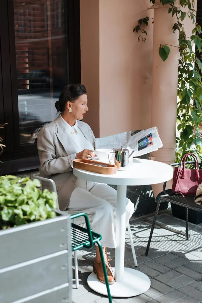 Mujer madura disfrutando de tranquilidad financiera después de los 50