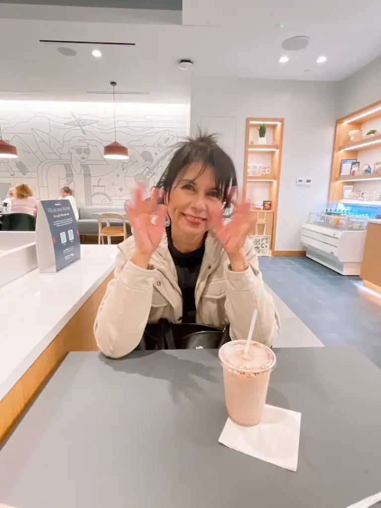 Capital One Café este es ideal para quienes quieren ver un lugar físico , podrás entrar a tomar tu café