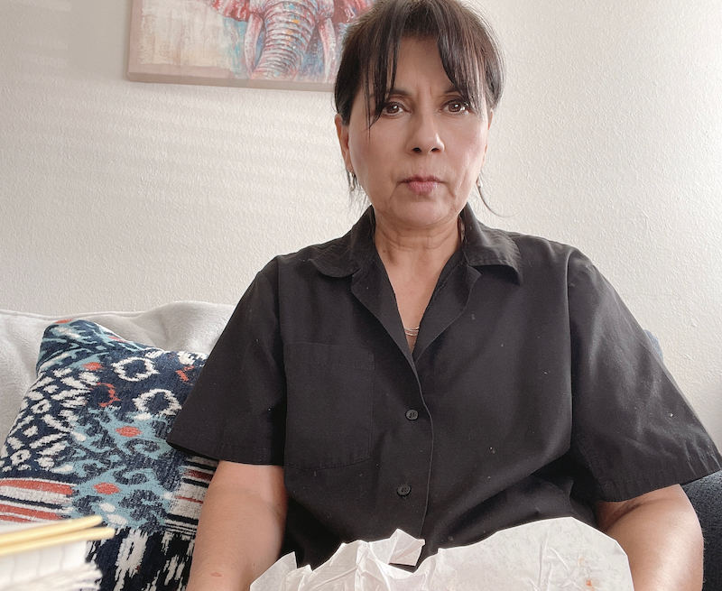 Adriana, fundadora de Sabiduria y Bienestar, reflexionando sobre el miedo a emprender desde su casa.