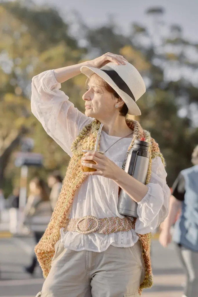 Mujer madura disfrutando de la paz y la resiliencia al aire libre, simbolizando el éxito de encontrar propósito de vida en la madurez.