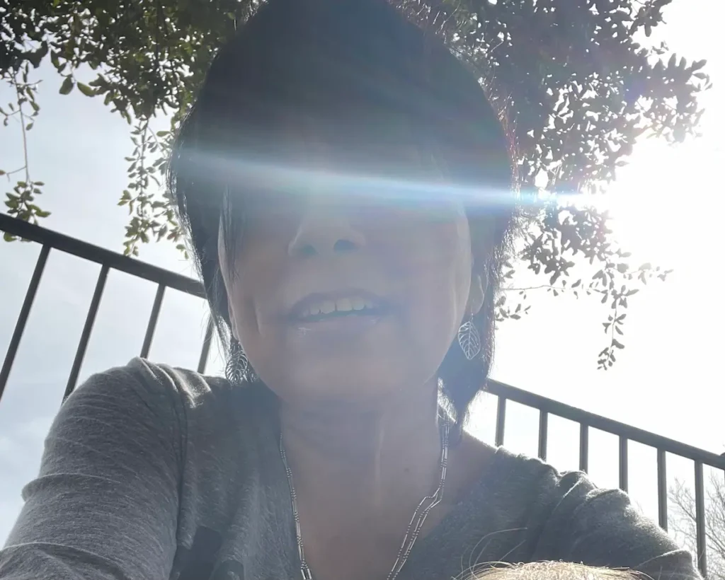 Mujer madura sonriendo al aire libre celebrando nuevos comienzos