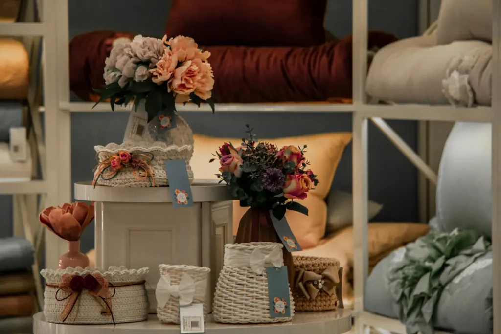Pasillo de tienda de decoración con cosas lindas, representando la sensación de no pertenencia.