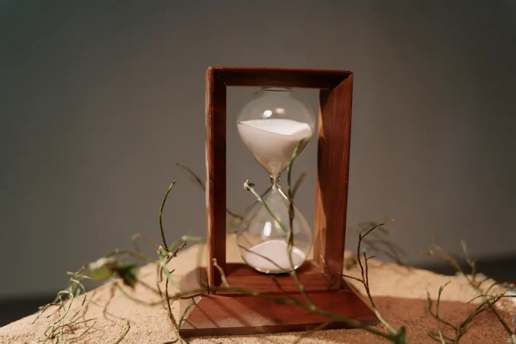 Reloj de arena simbolizando el fin de un ciclo y la urgencia de planear el futuro.